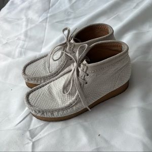 Clarks wallabees boots in grey